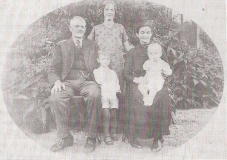 Annie Dutschun (middenachter) en haar pleeggezin, ca. 1933, www.annieoosterbroek.nl