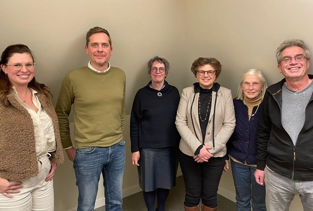 Groepsfoto erfgoedcommissie. Van links naar rechts staan op de foto: mevrouw A. Brem-Mackaaij, de heer S.M. van den Bergh, mevrouw W.H.M. Blankvoort, mevrouw G.A.M. Allersma, mevrouw F.H.M. Bosch-Kruimel  en de heer J.J.B. Stap. 